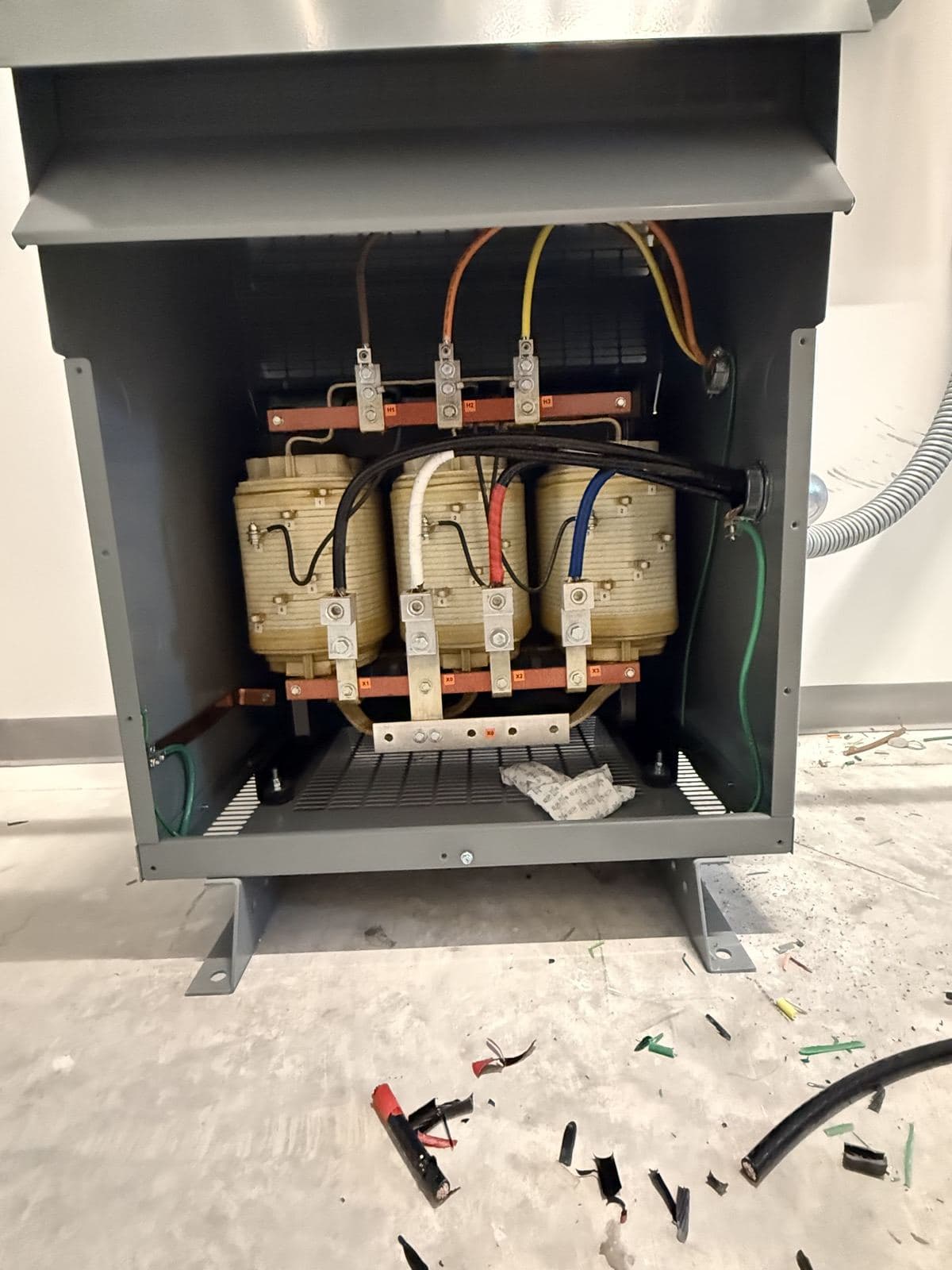 Three-phase transformer with clean terminations